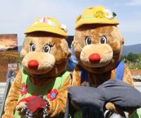 Maskottchen der Landesgartenschau 2014 mit Röhrenspinnenpuppen